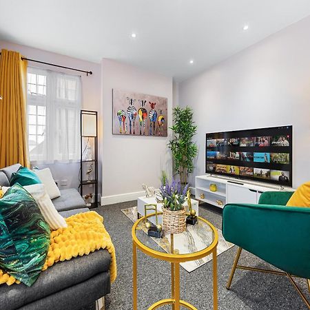 Elegant & Spacious 2 Bedroom Hideaway In The Heart Of London - Sleeps 6 People- Has A King Bed- Parking Available! Instant Book! 20 Percent Off! Limited Time Deal! Barnet Exterior foto