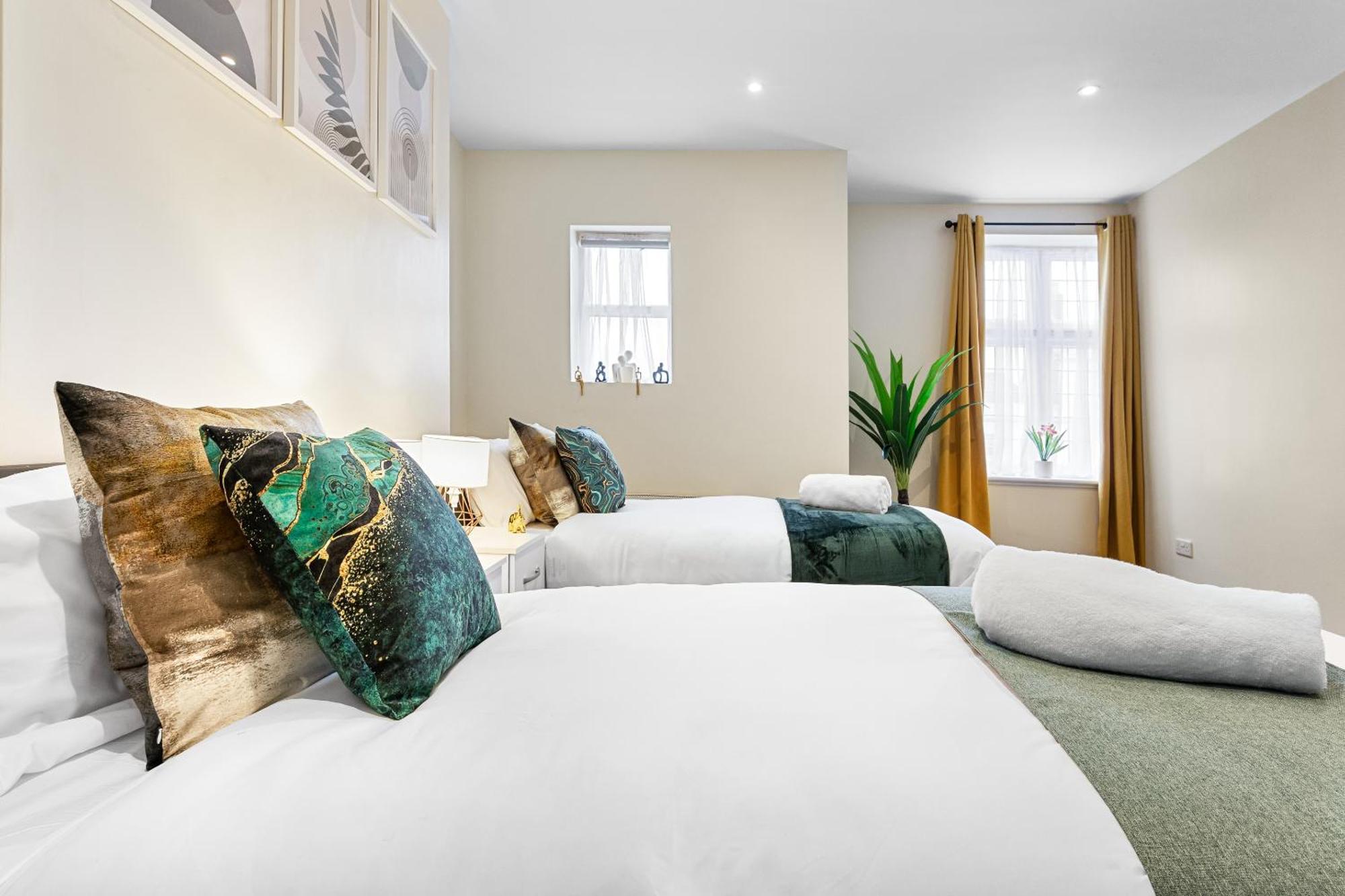 Elegant & Spacious 2 Bedroom Hideaway In The Heart Of London - Sleeps 6 People- Has A King Bed- Parking Available! Instant Book! 20 Percent Off! Limited Time Deal! Barnet Exterior foto