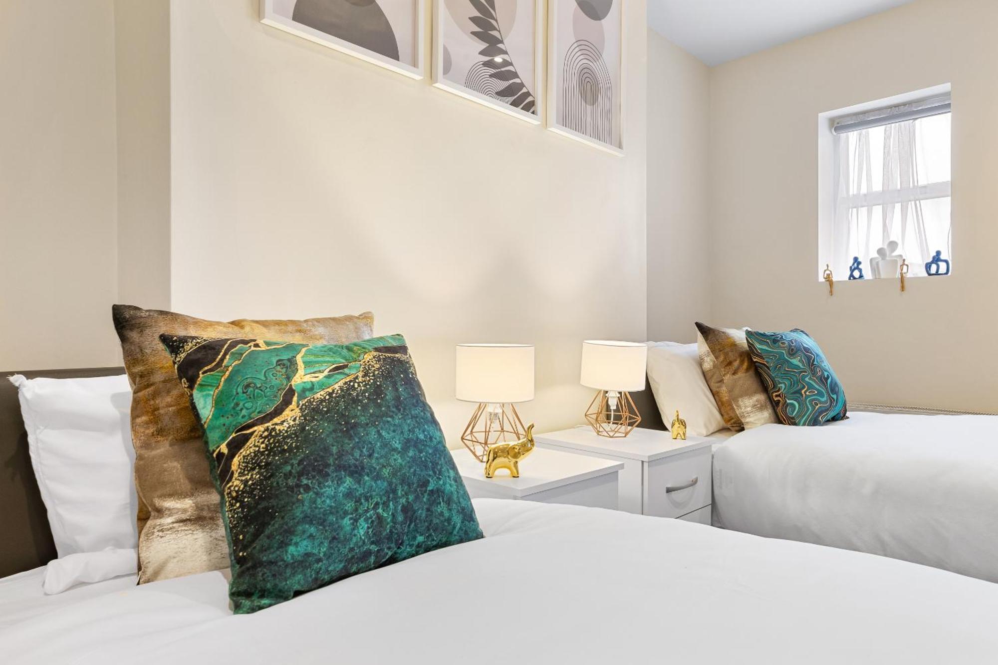 Elegant & Spacious 2 Bedroom Hideaway In The Heart Of London - Sleeps 6 People- Has A King Bed- Parking Available! Instant Book! 20 Percent Off! Limited Time Deal! Barnet Exterior foto