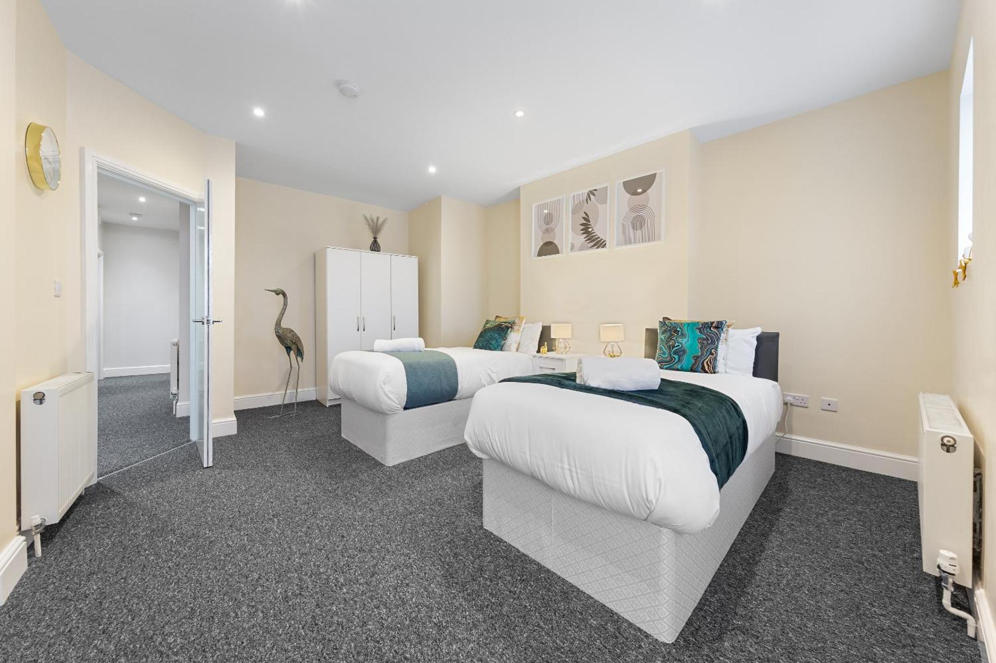 Elegant & Spacious 2 Bedroom Hideaway In The Heart Of London - Sleeps 6 People- Has A King Bed- Parking Available! Instant Book! 20 Percent Off! Limited Time Deal! Barnet Exterior foto