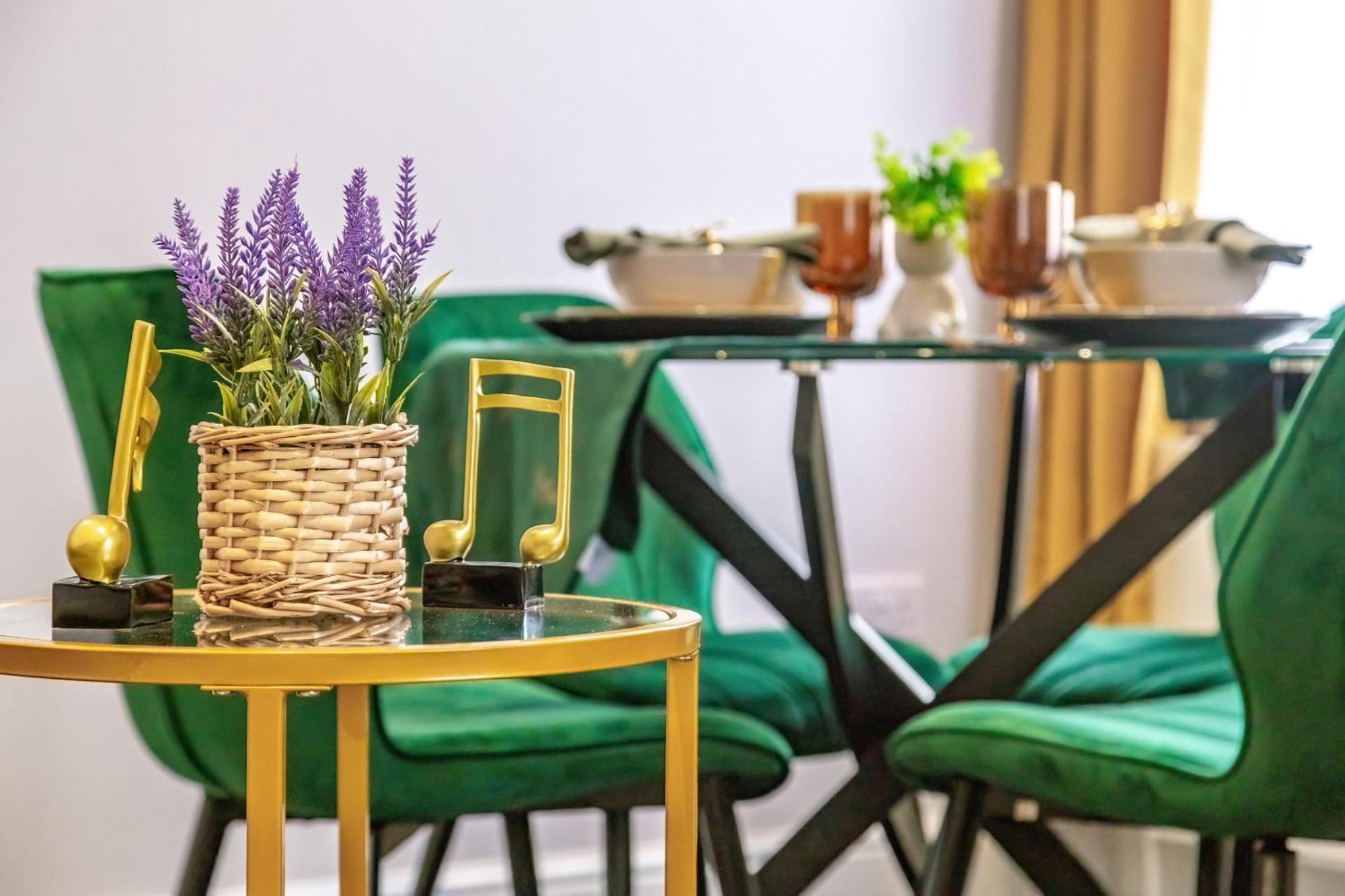 Elegant & Spacious 2 Bedroom Hideaway In The Heart Of London - Sleeps 6 People- Has A King Bed- Parking Available! Instant Book! 20 Percent Off! Limited Time Deal! Barnet Exterior foto