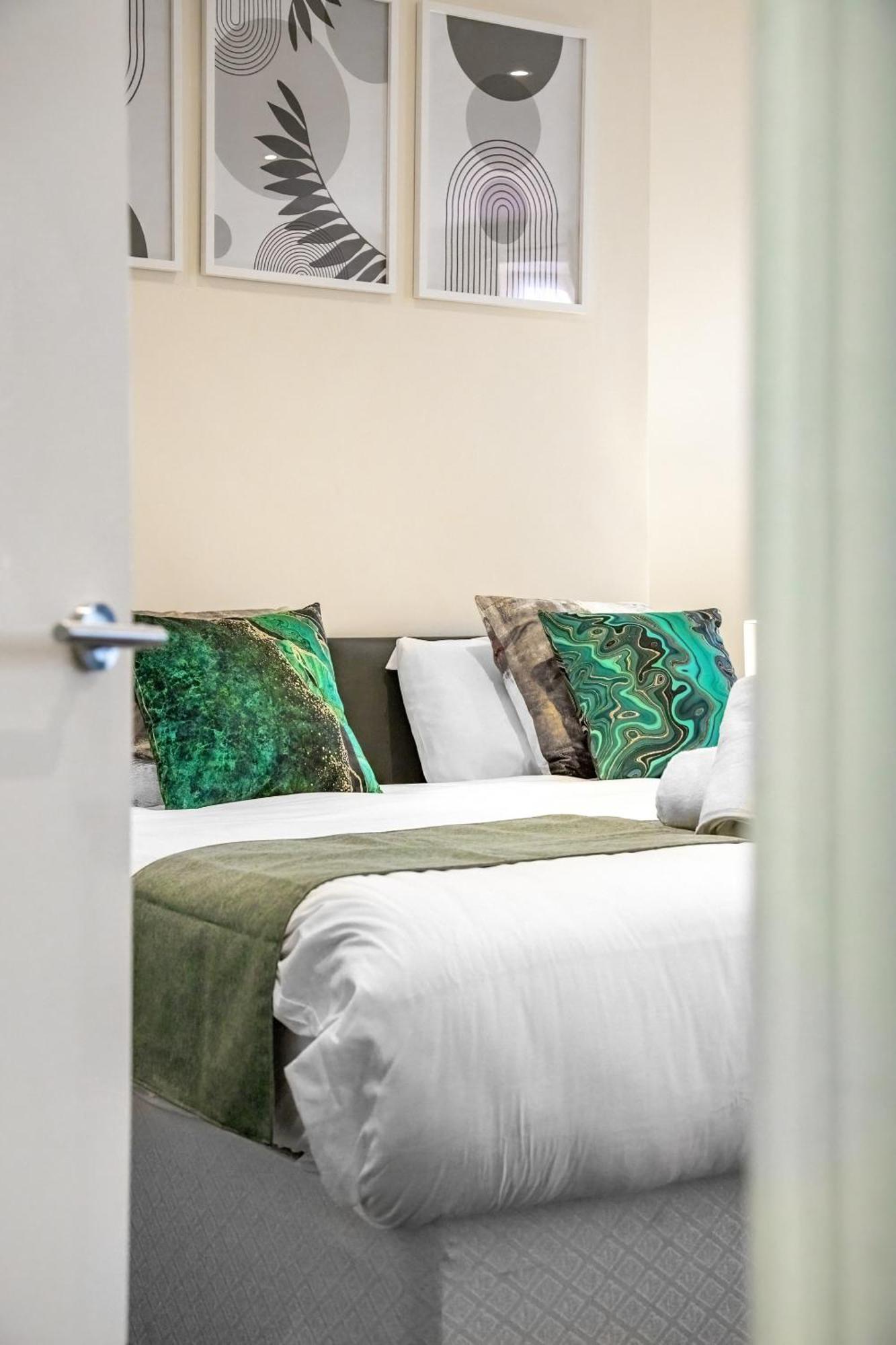Elegant & Spacious 2 Bedroom Hideaway In The Heart Of London - Sleeps 6 People- Has A King Bed- Parking Available! Instant Book! 20 Percent Off! Limited Time Deal! Barnet Exterior foto