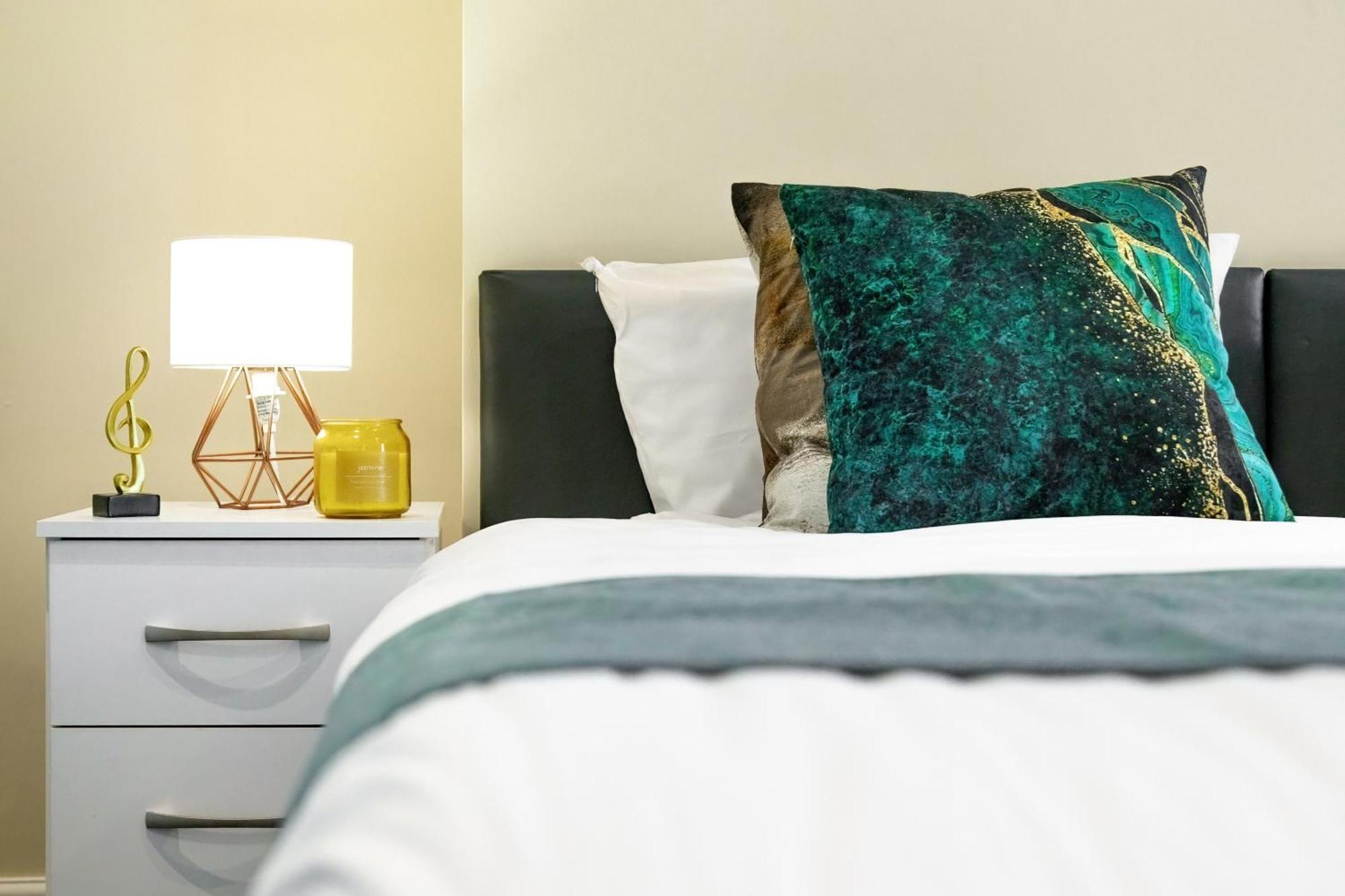Elegant & Spacious 2 Bedroom Hideaway In The Heart Of London - Sleeps 6 People- Has A King Bed- Parking Available! Instant Book! 20 Percent Off! Limited Time Deal! Barnet Exterior foto