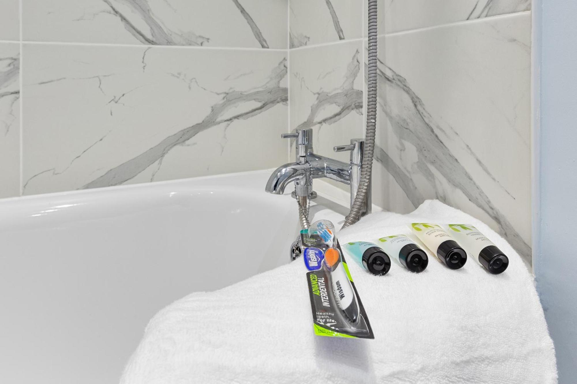 Elegant & Spacious 2 Bedroom Hideaway In The Heart Of London - Sleeps 6 People- Has A King Bed- Parking Available! Instant Book! 20 Percent Off! Limited Time Deal! Barnet Exterior foto