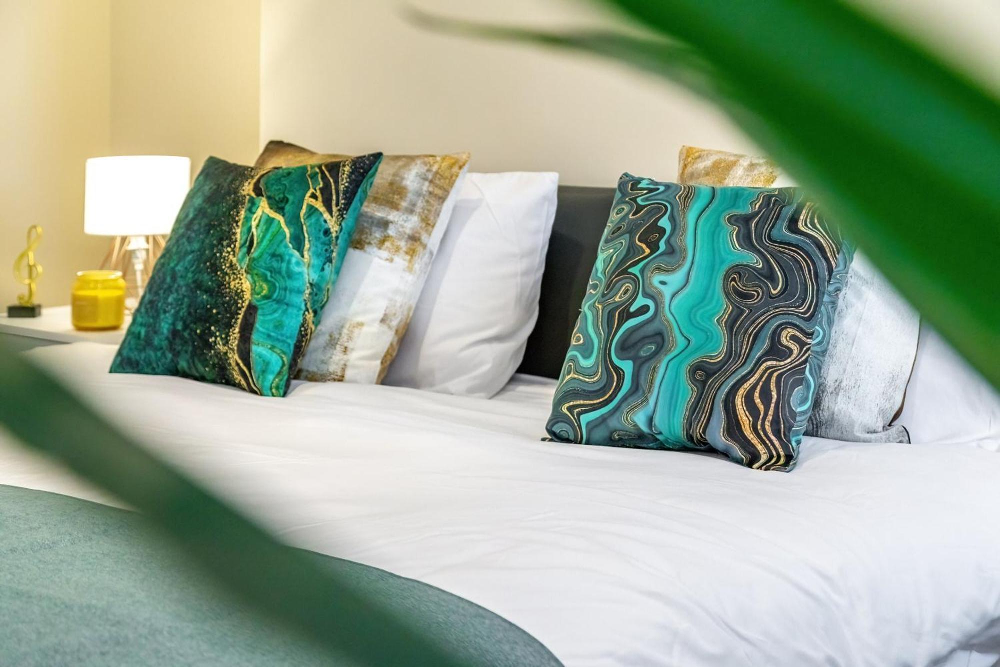 Elegant & Spacious 2 Bedroom Hideaway In The Heart Of London - Sleeps 6 People- Has A King Bed- Parking Available! Instant Book! 20 Percent Off! Limited Time Deal! Barnet Exterior foto
