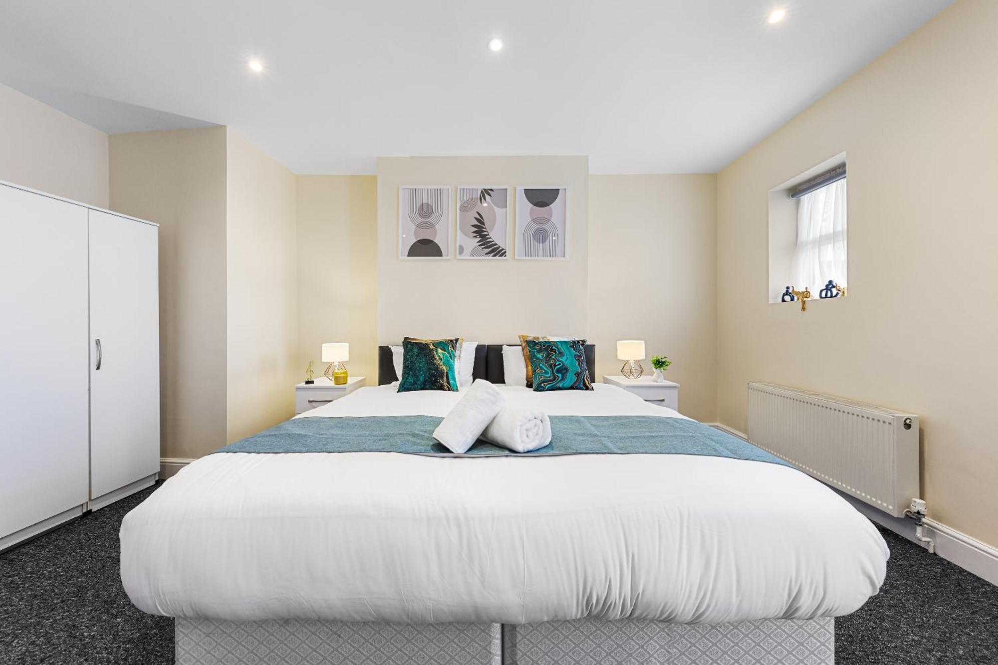 Elegant & Spacious 2 Bedroom Hideaway In The Heart Of London - Sleeps 6 People- Has A King Bed- Parking Available! Instant Book! 20 Percent Off! Limited Time Deal! Barnet Exterior foto