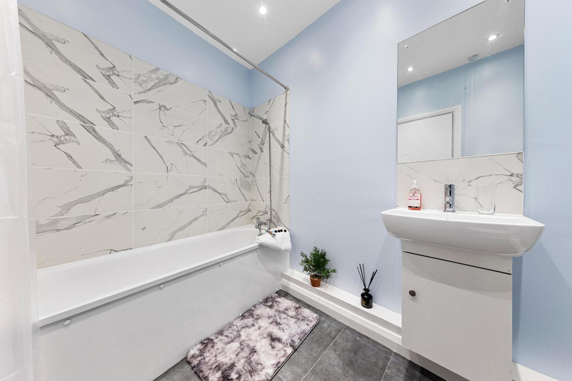 Elegant & Spacious 2 Bedroom Hideaway In The Heart Of London - Sleeps 6 People- Has A King Bed- Parking Available! Instant Book! 20 Percent Off! Limited Time Deal! Barnet Exterior foto
