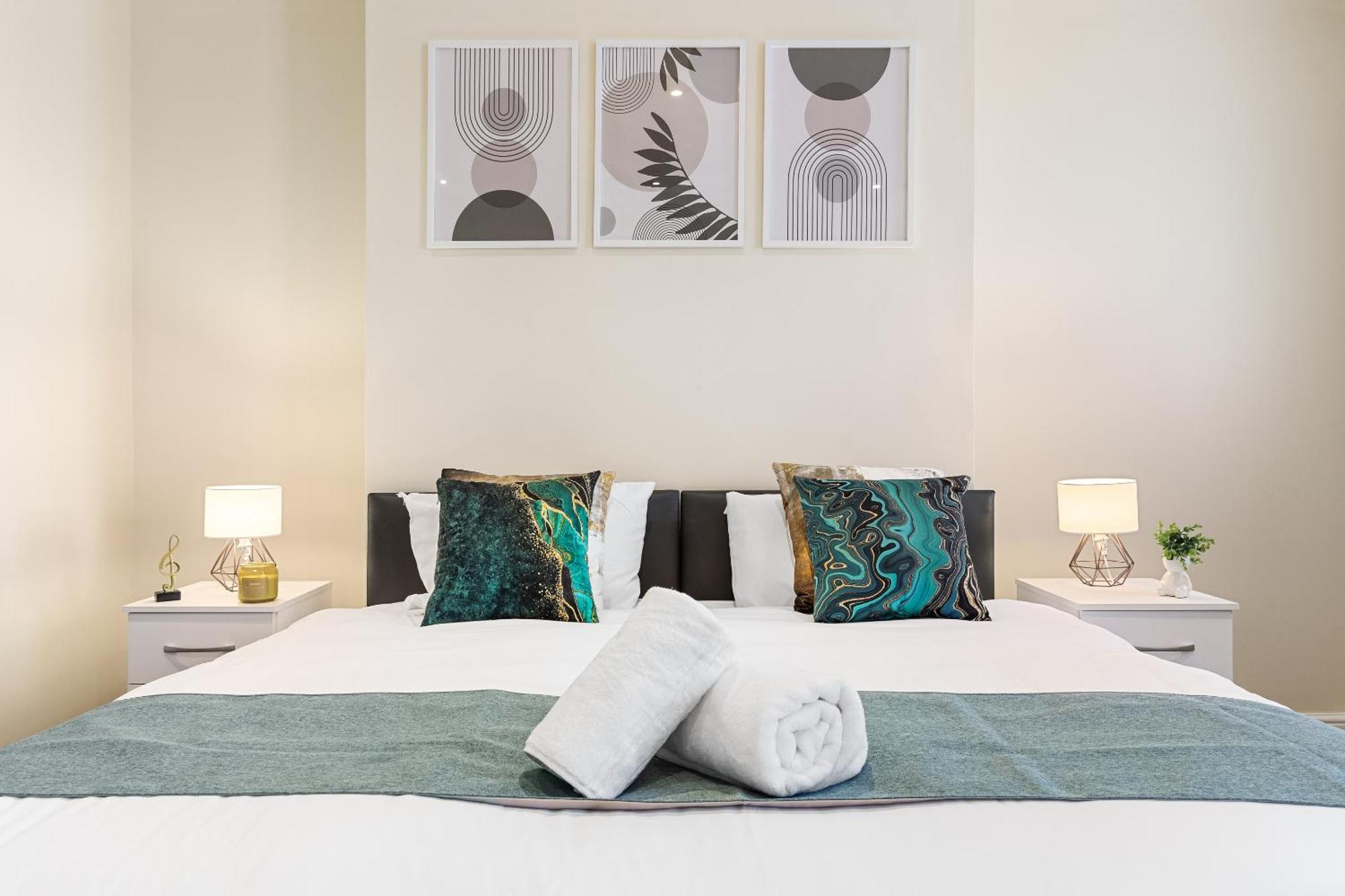 Elegant & Spacious 2 Bedroom Hideaway In The Heart Of London - Sleeps 6 People- Has A King Bed- Parking Available! Instant Book! 20 Percent Off! Limited Time Deal! Barnet Exterior foto