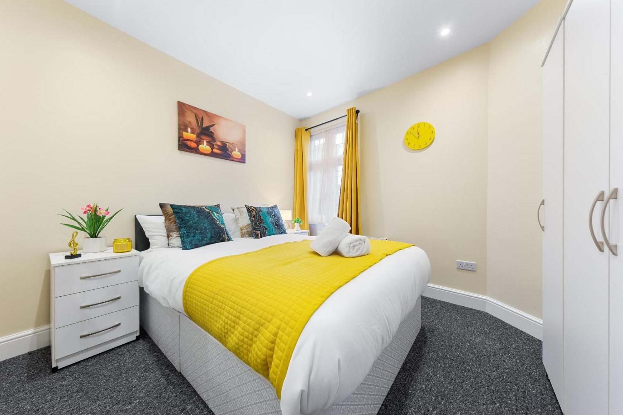 Elegant & Spacious 2 Bedroom Hideaway In The Heart Of London - Sleeps 6 People- Has A King Bed- Parking Available! Instant Book! 20 Percent Off! Limited Time Deal! Barnet Exterior foto