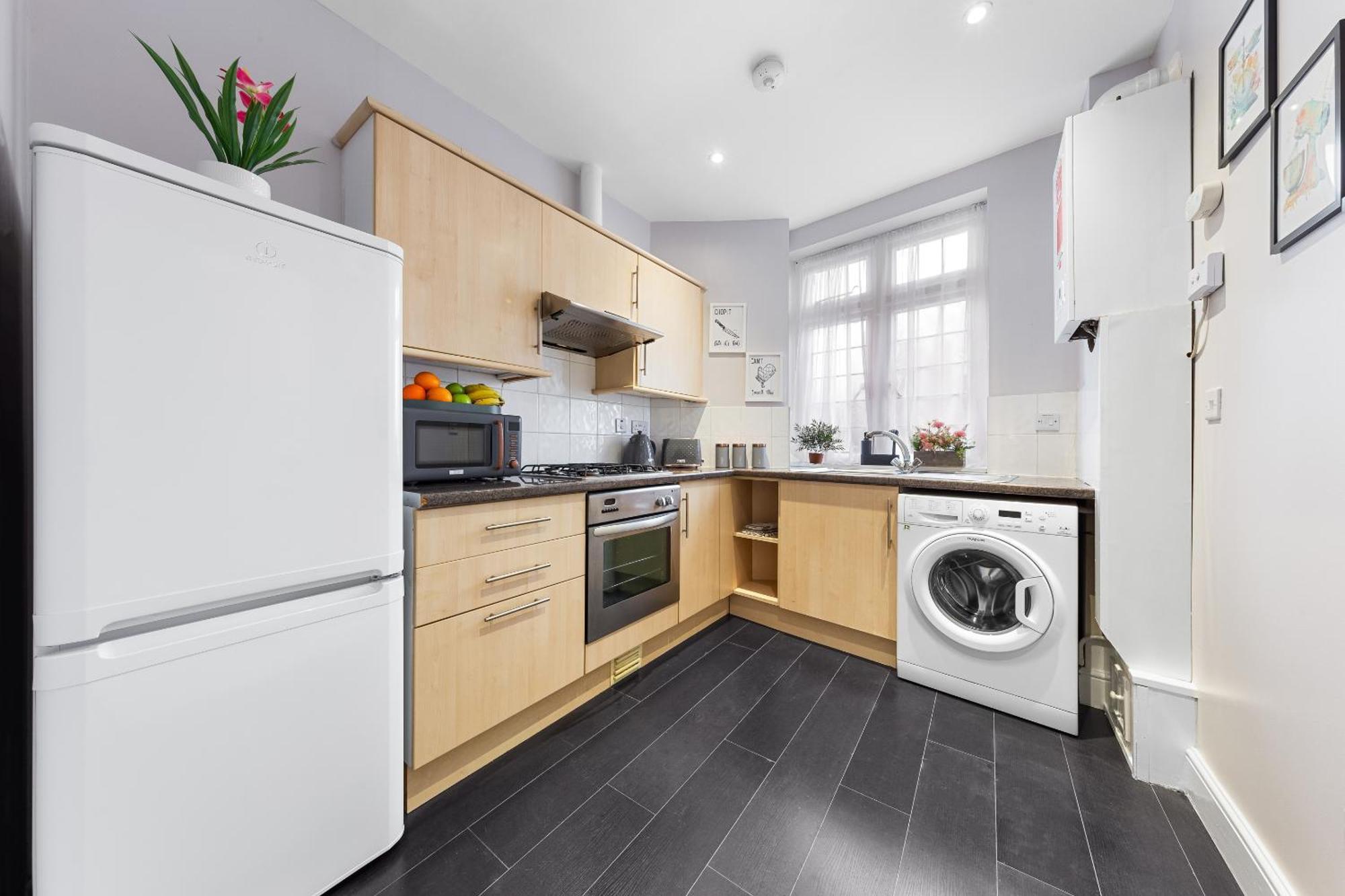 Elegant & Spacious 2 Bedroom Hideaway In The Heart Of London - Sleeps 6 People- Has A King Bed- Parking Available! Instant Book! 20 Percent Off! Limited Time Deal! Barnet Exterior foto