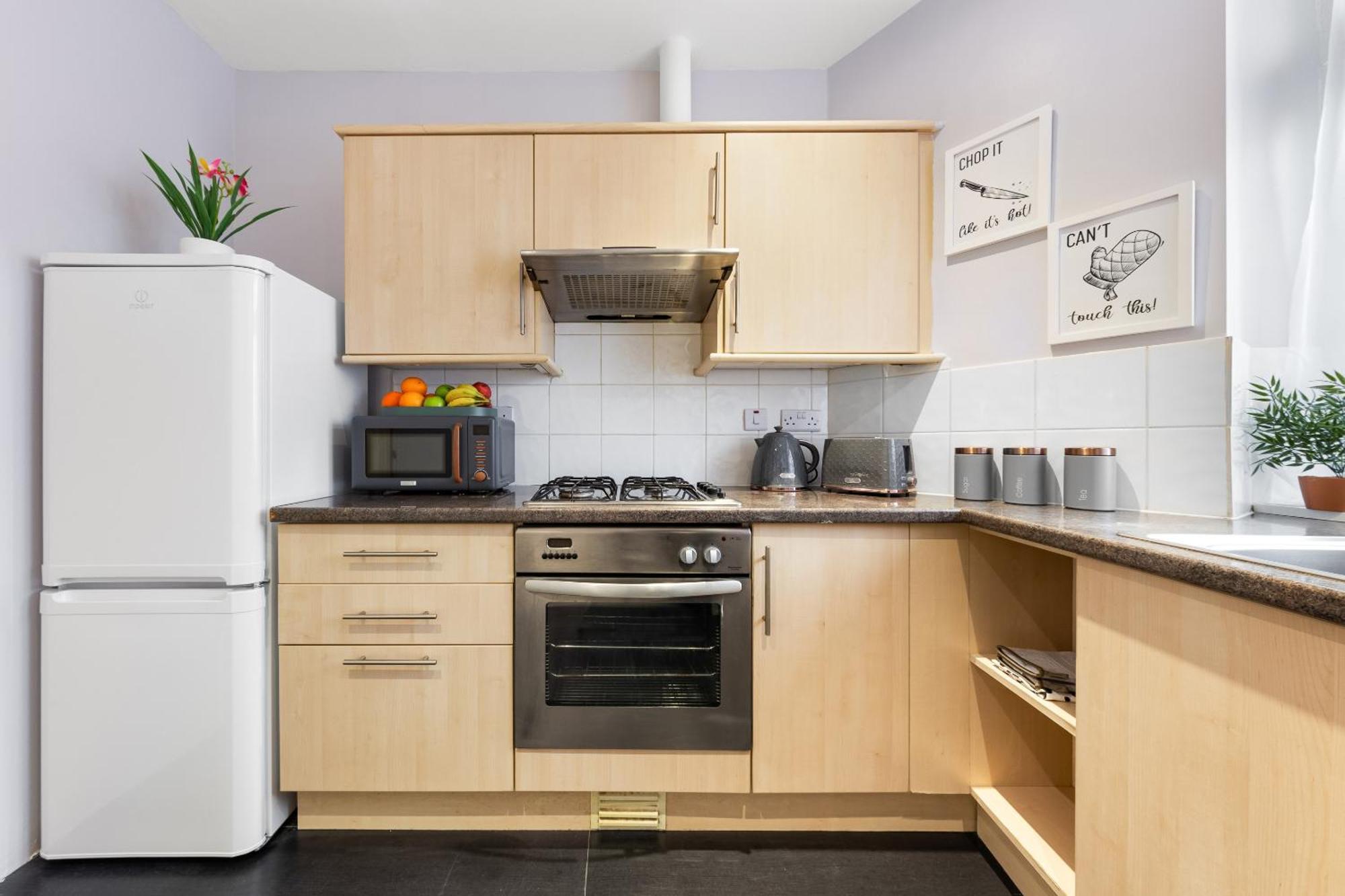 Elegant & Spacious 2 Bedroom Hideaway In The Heart Of London - Sleeps 6 People- Has A King Bed- Parking Available! Instant Book! 20 Percent Off! Limited Time Deal! Barnet Exterior foto