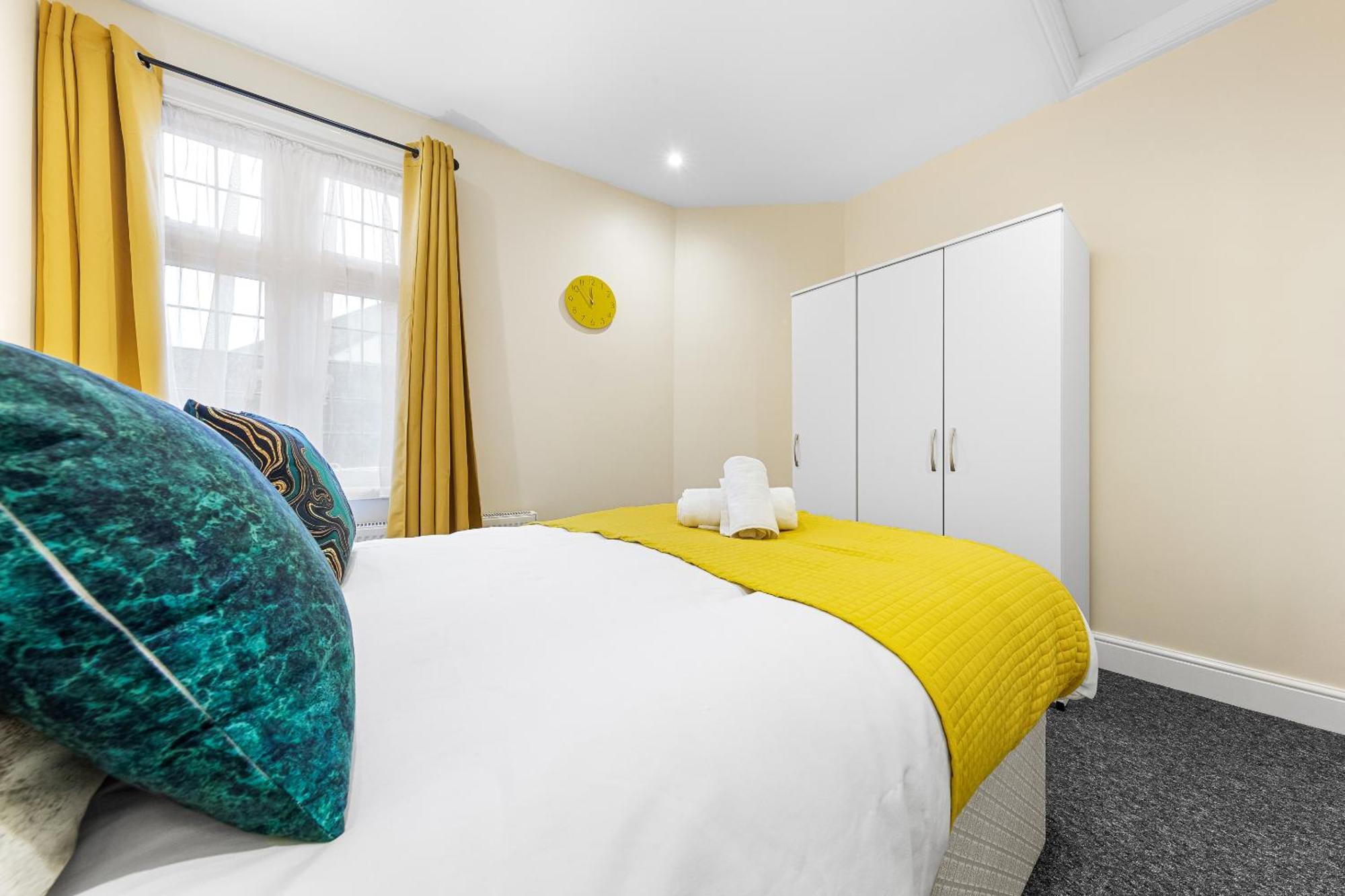 Elegant & Spacious 2 Bedroom Hideaway In The Heart Of London - Sleeps 6 People- Has A King Bed- Parking Available! Instant Book! 20 Percent Off! Limited Time Deal! Barnet Exterior foto