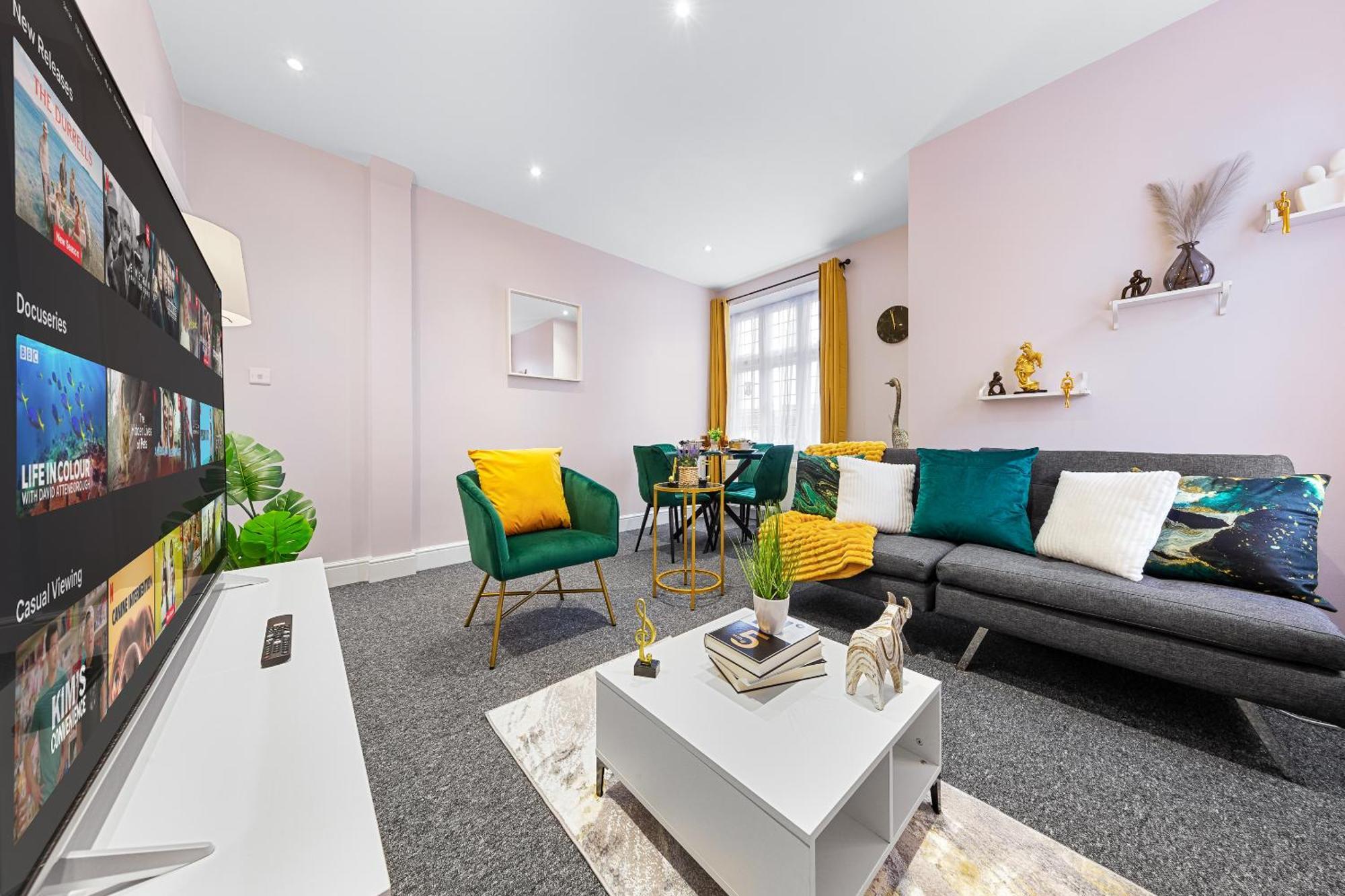 Elegant & Spacious 2 Bedroom Hideaway In The Heart Of London - Sleeps 6 People- Has A King Bed- Parking Available! Instant Book! 20 Percent Off! Limited Time Deal! Barnet Exterior foto