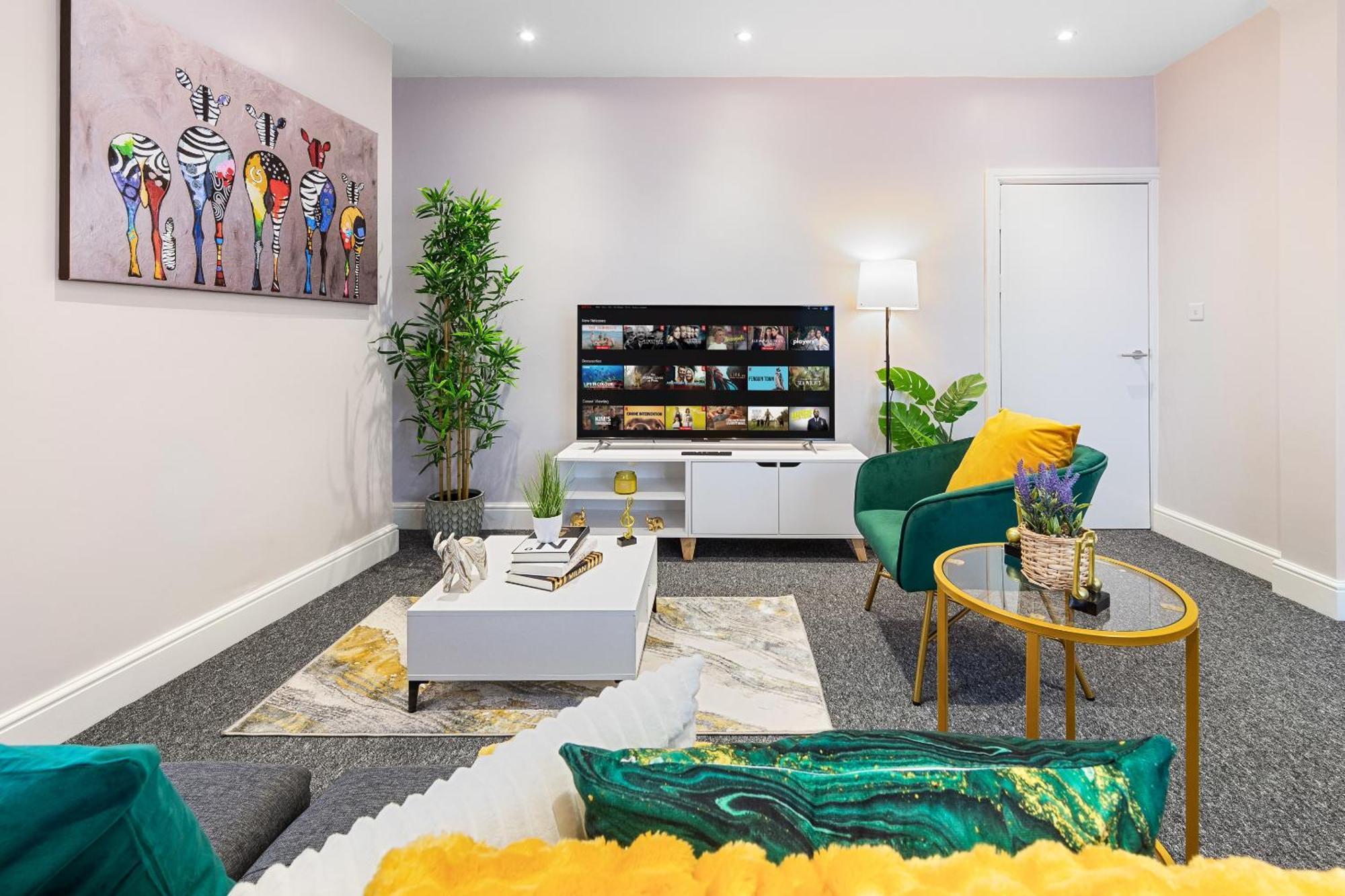 Elegant & Spacious 2 Bedroom Hideaway In The Heart Of London - Sleeps 6 People- Has A King Bed- Parking Available! Instant Book! 20 Percent Off! Limited Time Deal! Barnet Exterior foto