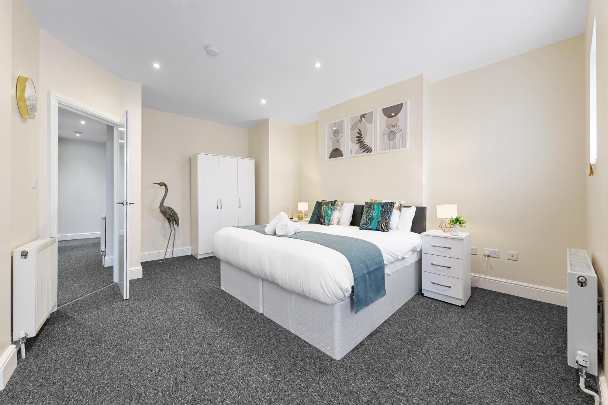 Elegant & Spacious 2 Bedroom Hideaway In The Heart Of London - Sleeps 6 People- Has A King Bed- Parking Available! Instant Book! 20 Percent Off! Limited Time Deal! Barnet Exterior foto